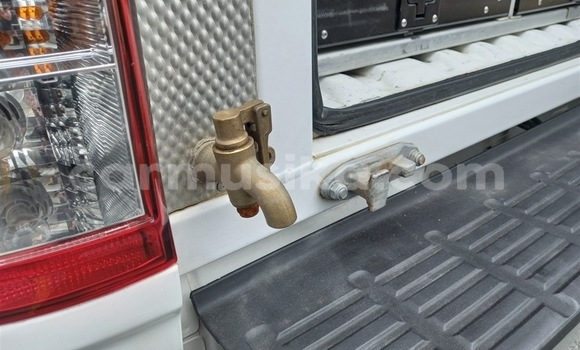 Buy Used Toyota Hilux White Car in Beitbridge in Matabeleland South Buy Used Toyota Hilux White Car in Beitbridge in Matabeleland South