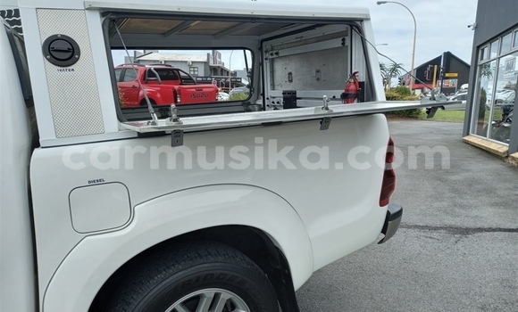 Buy Used Toyota Hilux White Car in Beitbridge in Matabeleland South Buy Used Toyota Hilux White Car in Beitbridge in Matabeleland South
