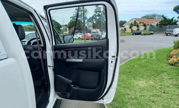 Buy Used Toyota Hilux White Car in Beitbridge in Matabeleland South Buy Used Toyota Hilux White Car in Beitbridge in Matabeleland South