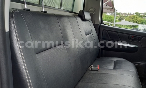 Buy Used Toyota Hilux White Car in Beitbridge in Matabeleland South Buy Used Toyota Hilux White Car in Beitbridge in Matabeleland South