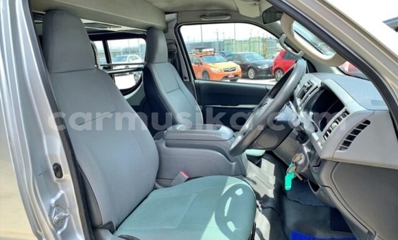 Buy Used Toyota Hiace Silver Car in Beitbridge in Matabeleland South Buy Used Toyota Hiace Silver Car in Beitbridge in Matabeleland South