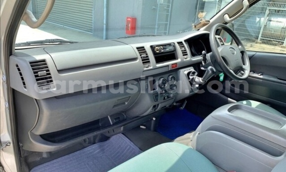 Buy Used Toyota Hiace Silver Car in Beitbridge in Matabeleland South Buy Used Toyota Hiace Silver Car in Beitbridge in Matabeleland South