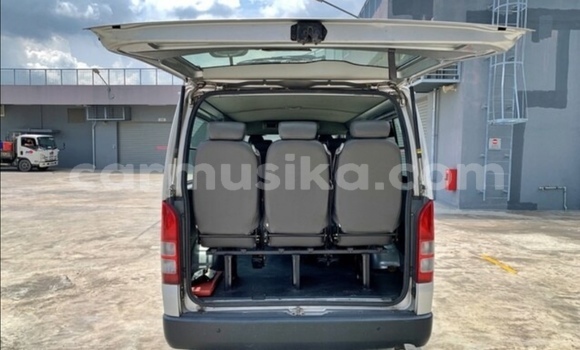 Buy Used Toyota Hiace Silver Car in Beitbridge in Matabeleland South Buy Used Toyota Hiace Silver Car in Beitbridge in Matabeleland South