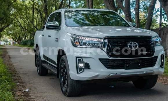 Nunua Mpya Toyota Hilux Nyeupe Gari ndani ya Borrowdale nchini Harare