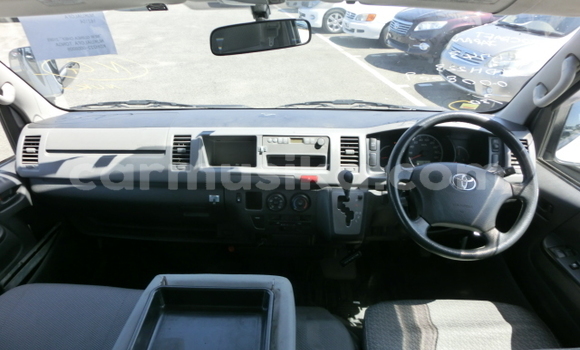 Buy Used Toyota Hiace White Car in Beitbridge in Matabeleland South Buy Used Toyota Hiace White Car in Beitbridge in Matabeleland South