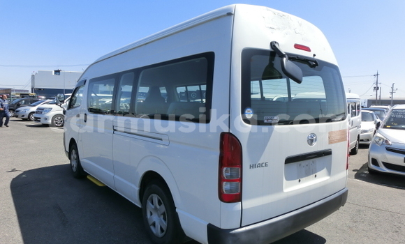 Buy Used Toyota Hiace White Car in Beitbridge in Matabeleland South Buy Used Toyota Hiace White Car in Beitbridge in Matabeleland South