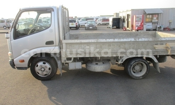 Nunua Ilio tumika Toyota Dyna Fedha Lori ndani ya Beitbridge nchini Matabeleland Kusini Nunua Ilio tumika Toyota Dyna Fedha Lori ndani ya Beitbridge nchini Matabeleland Kusini