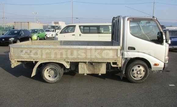 Nunua Ilio tumika Toyota Dyna Fedha Lori ndani ya Beitbridge nchini Matabeleland Kusini Nunua Ilio tumika Toyota Dyna Fedha Lori ndani ya Beitbridge nchini Matabeleland Kusini