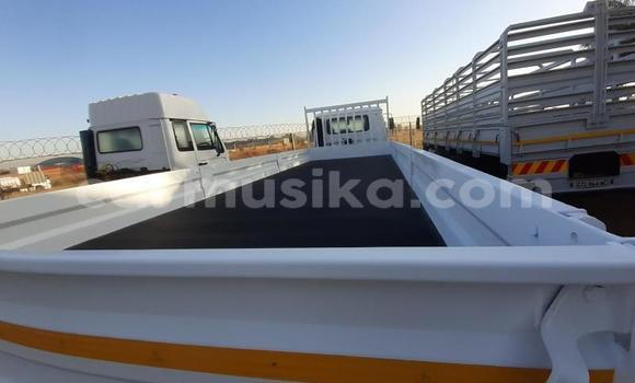 Nunua Ilio tumika Nissan UD Nyeupe Lori ndani ya Beitbridge nchini Matabeleland Kusini Nunua Ilio tumika Nissan UD Nyeupe Lori ndani ya Beitbridge nchini Matabeleland Kusini