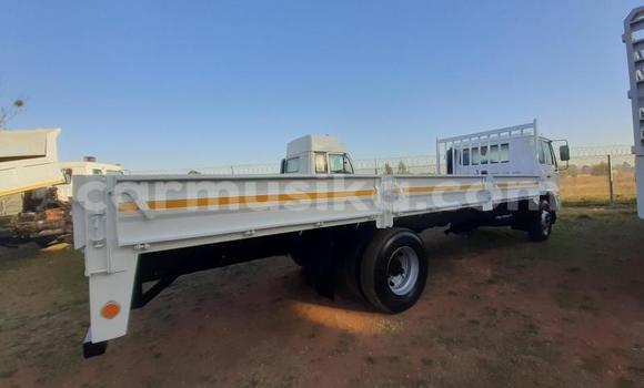 Nunua Ilio tumika Nissan UD Nyeupe Lori ndani ya Beitbridge nchini Matabeleland Kusini Nunua Ilio tumika Nissan UD Nyeupe Lori ndani ya Beitbridge nchini Matabeleland Kusini