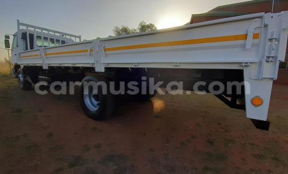 Nunua Ilio tumika Nissan UD Nyeupe Lori ndani ya Beitbridge nchini Matabeleland Kusini Nunua Ilio tumika Nissan UD Nyeupe Lori ndani ya Beitbridge nchini Matabeleland Kusini