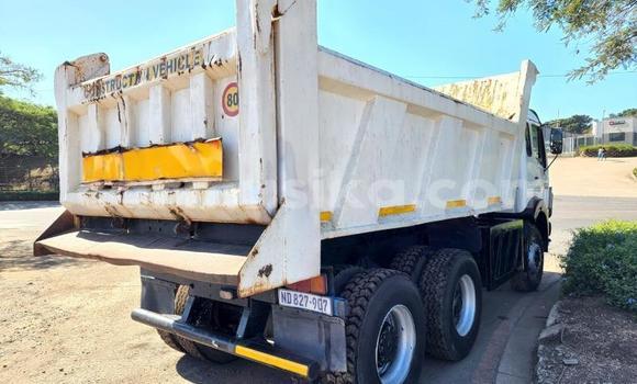 Acheter Occasion Utilitaire Mercedes‒Benz Tipper Blanc à Beitbridge, Matabeleland South Acheter Occasion Utilitaire Mercedes‒Benz Tipper Blanc à Beitbridge, Matabeleland South