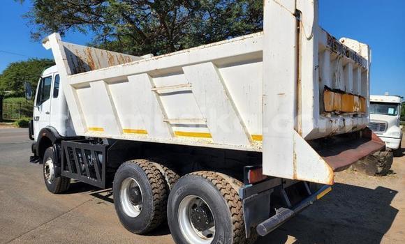 Acheter Occasion Utilitaire Mercedes‒Benz Tipper Blanc à Beitbridge, Matabeleland South Acheter Occasion Utilitaire Mercedes‒Benz Tipper Blanc à Beitbridge, Matabeleland South