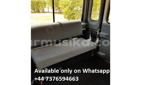 Nunua Ilio tumika Land Rover Defender Nyeupe Gari ndani ya Harare nchini Harare Nunua Ilio tumika Land Rover Defender Nyeupe Gari ndani ya Harare nchini Harare