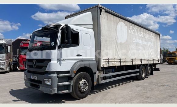 Buy Used Mercedes‒Benz Truck White Truck in Beitbridge in Matabeleland South Buy Used Mercedes‒Benz Truck White Truck in Beitbridge in Matabeleland South