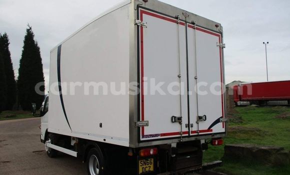 Acheter Occasion Utilitaire Mitsubishi Canter Blanc à Beitbridge, Matabeleland South Acheter Occasion Utilitaire Mitsubishi Canter Blanc à Beitbridge, Matabeleland South