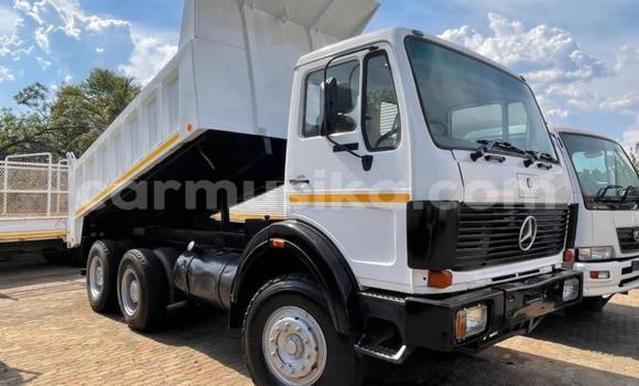 Nunua Ilio tumika Mercedes‒Benz Tipper Nyeupe Lori ndani ya Beitbridge nchini Matabeleland Kusini