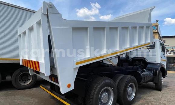 Nunua Ilio tumika Mercedes‒Benz Tipper Nyeupe Lori ndani ya Beitbridge nchini Matabeleland Kusini Nunua Ilio tumika Mercedes‒Benz Tipper Nyeupe Lori ndani ya Beitbridge nchini Matabeleland Kusini