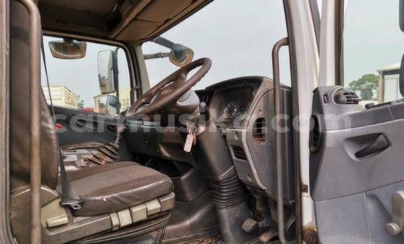 Acheter Occasion Utilitaire Mercedes‒Benz Tipper Blanc à Beitbridge, Matabeleland South Acheter Occasion Utilitaire Mercedes‒Benz Tipper Blanc à Beitbridge, Matabeleland South