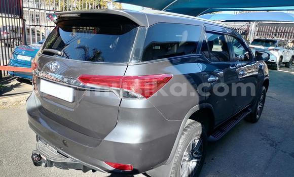 Acheter Occasion Voiture Toyota Fortuner Gris à Beitbridge, Matabeleland South Acheter Occasion Voiture Toyota Fortuner Gris à Beitbridge, Matabeleland South