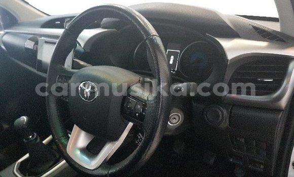 Buy Used Toyota Hilux White Car in Beitbridge in Matabeleland South Buy Used Toyota Hilux White Car in Beitbridge in Matabeleland South