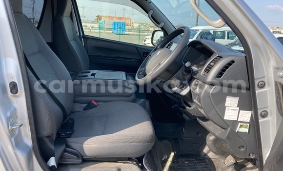 Buy Used Toyota Hiace Silver Car in Beitbridge in Matabeleland South Buy Used Toyota Hiace Silver Car in Beitbridge in Matabeleland South