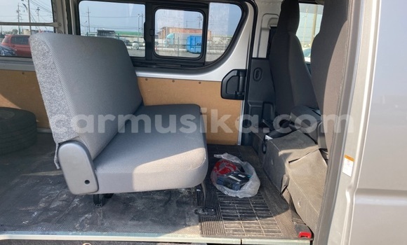 Buy Used Toyota Hiace Silver Car in Beitbridge in Matabeleland South Buy Used Toyota Hiace Silver Car in Beitbridge in Matabeleland South