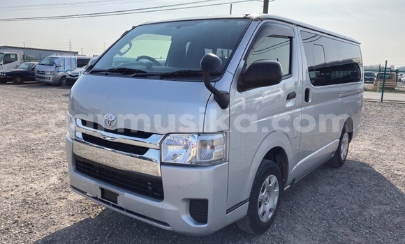 Buy Used Toyota Hiace Silver Car in Beitbridge in Matabeleland South Buy Used Toyota Hiace Silver Car in Beitbridge in Matabeleland South