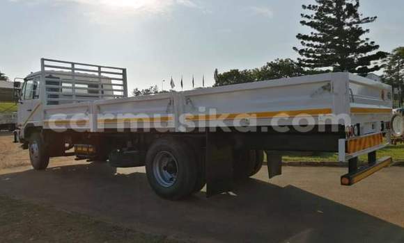 Nunua Ilio tumika Nissan UD Nyeupe Lori ndani ya Beitbridge nchini Matabeleland Kusini Nunua Ilio tumika Nissan UD Nyeupe Lori ndani ya Beitbridge nchini Matabeleland Kusini