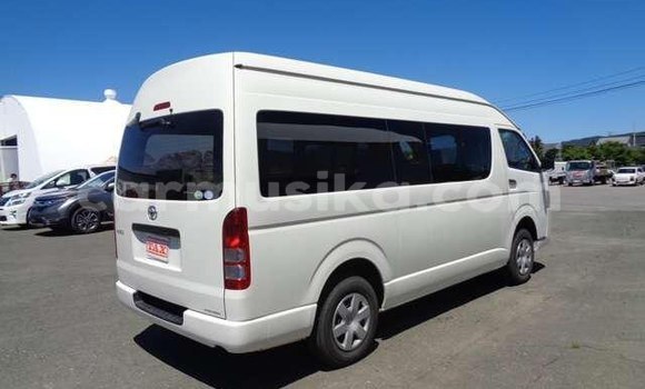 Nunua Ilio tumika Toyota Hiace Nyeupe Gari ndani ya Beitbridge nchini Matabeleland Kusini Nunua Ilio tumika Toyota Hiace Nyeupe Gari ndani ya Beitbridge nchini Matabeleland Kusini