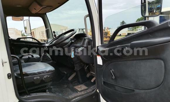 Nunua Ilio tumika Hino 300 Series Nyeupe Lori ndani ya Beitbridge nchini Matabeleland Kusini Nunua Ilio tumika Hino 300 Series Nyeupe Lori ndani ya Beitbridge nchini Matabeleland Kusini