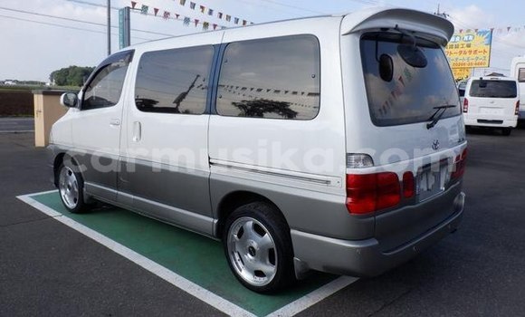 Acheter Occasion Voiture Toyota Granvia Blanc à Beitbridge, Matabeleland South Acheter Occasion Voiture Toyota Granvia Blanc à Beitbridge, Matabeleland South