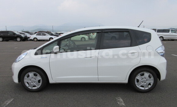 Nunua Ilio tumika Honda Fit Nyeupe Gari ndani ya Beitbridge nchini Matabeleland Kusini Nunua Ilio tumika Honda Fit Nyeupe Gari ndani ya Beitbridge nchini Matabeleland Kusini