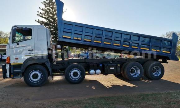 Buy Used Hino 300 Series White Truck in Beitbridge in Matabeleland South Buy Used Hino 300 Series White Truck in Beitbridge in Matabeleland South