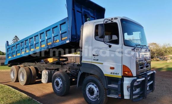 Buy Used Hino 300 Series White Truck in Beitbridge in Matabeleland South Buy Used Hino 300 Series White Truck in Beitbridge in Matabeleland South