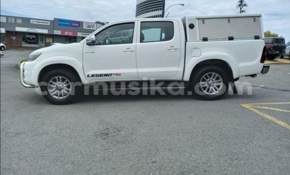 Buy Used Toyota Hilux White Car in Beitbridge in Matabeleland South
