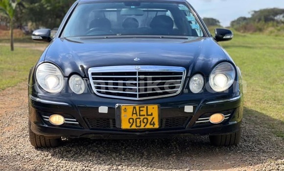 Nunua Ilio tumika Mercedes‒Benz E–Class Nyeusi Gari ndani ya Harare nchini Harare