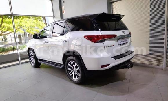 Nunua Ilio tumika Toyota Fortuner Nyeupe Gari ndani ya Beitbridge nchini Matabeleland Kusini Nunua Ilio tumika Toyota Fortuner Nyeupe Gari ndani ya Beitbridge nchini Matabeleland Kusini