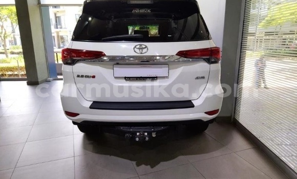 Nunua Ilio tumika Toyota Fortuner Nyeupe Gari ndani ya Beitbridge nchini Matabeleland Kusini Nunua Ilio tumika Toyota Fortuner Nyeupe Gari ndani ya Beitbridge nchini Matabeleland Kusini