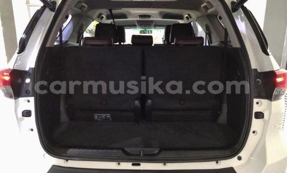 Nunua Ilio tumika Toyota Fortuner Nyeupe Gari ndani ya Beitbridge nchini Matabeleland Kusini Nunua Ilio tumika Toyota Fortuner Nyeupe Gari ndani ya Beitbridge nchini Matabeleland Kusini