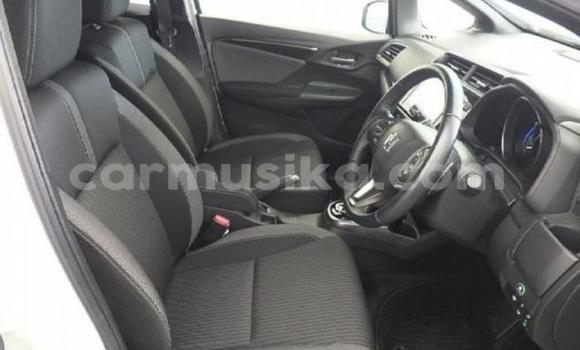 Acheter Occasion Voiture Honda Fit Blanc à Beitbridge, Matabeleland South Acheter Occasion Voiture Honda Fit Blanc à Beitbridge, Matabeleland South