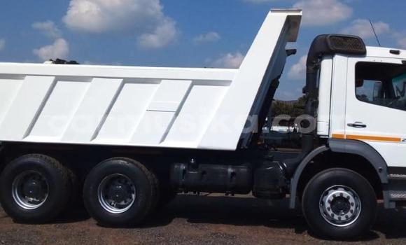 Acheter Occasion Utilitaire Mercedes‒Benz 1127 Blanc à Beitbridge, Matabeleland South Acheter Occasion Utilitaire Mercedes‒Benz 1127 Blanc à Beitbridge, Matabeleland South