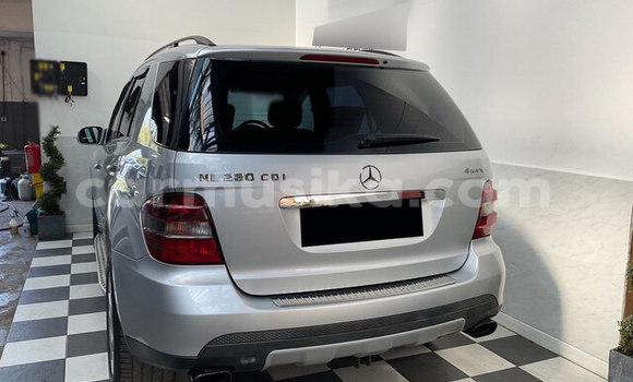 Acheter Occasion Voiture Mercedes‒Benz ML–Class Gris à Beitbridge, Matabeleland South Acheter Occasion Voiture Mercedes‒Benz ML–Class Gris à Beitbridge, Matabeleland South