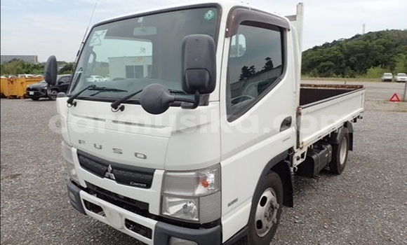 Acheter Occasion Utilitaire Mitsubishi Canter Blanc à Beitbridge, Matabeleland South Acheter Occasion Utilitaire Mitsubishi Canter Blanc à Beitbridge, Matabeleland South