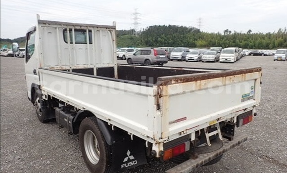 Acheter Occasion Utilitaire Mitsubishi Canter Blanc à Beitbridge, Matabeleland South Acheter Occasion Utilitaire Mitsubishi Canter Blanc à Beitbridge, Matabeleland South