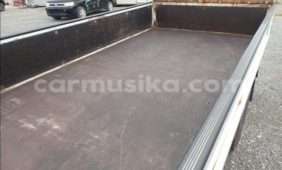 Acheter Occasion Utilitaire Mitsubishi Canter Blanc à Beitbridge, Matabeleland South Acheter Occasion Utilitaire Mitsubishi Canter Blanc à Beitbridge, Matabeleland South