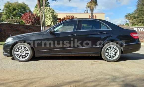 Tenga Tsaru Mercedes-Benz E-Classe Nhema Mota in Harare in Harare Tenga Tsaru Mercedes-Benz E-Classe Nhema Mota in Harare in Harare