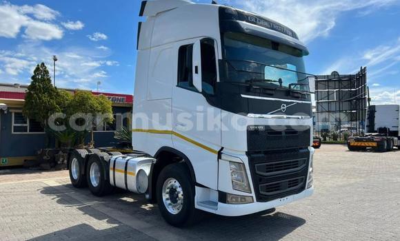 Acheter Occasion Voiture Volvo 480 Blanc à Beitbridge, Matabeleland South Acheter Occasion Voiture Volvo 480 Blanc à Beitbridge, Matabeleland South
