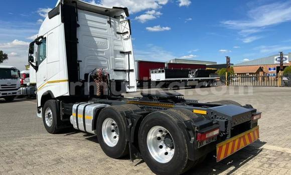 Acheter Occasion Voiture Volvo 480 Blanc à Beitbridge, Matabeleland South Acheter Occasion Voiture Volvo 480 Blanc à Beitbridge, Matabeleland South