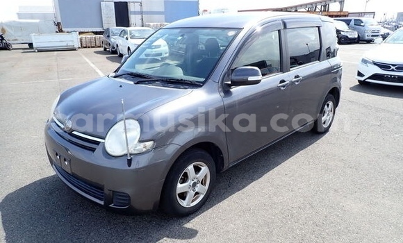 Tenga Tsaru Toyota Sienta Chena Mota in Beitbridge in Matabeleland South